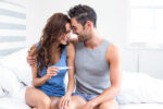 happy-couple-pregnancy-test-si